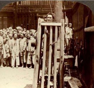​清代当街示众的严刑站笼，将监犯软禁在站笼中活活吊死