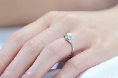 ​求婚戒指和结婚戒指一样吗 订婚戒指和结婚戒指的区别
