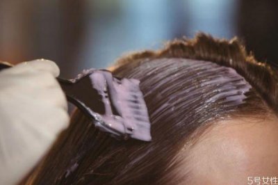 ​染发后头发用什么发膜 染发后头发干枯焗油有用吗